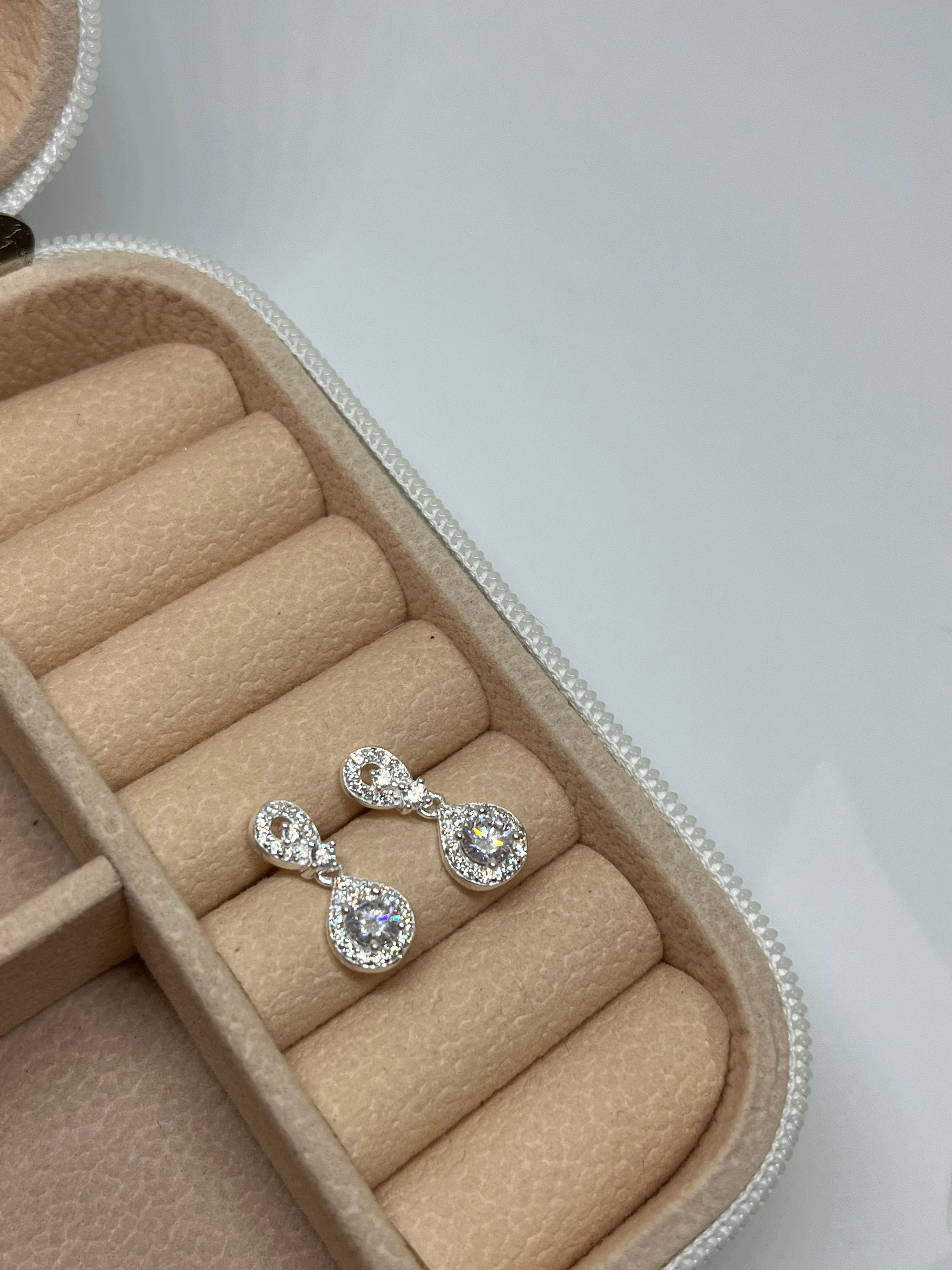 Brinco Gota Cravejado Cristal