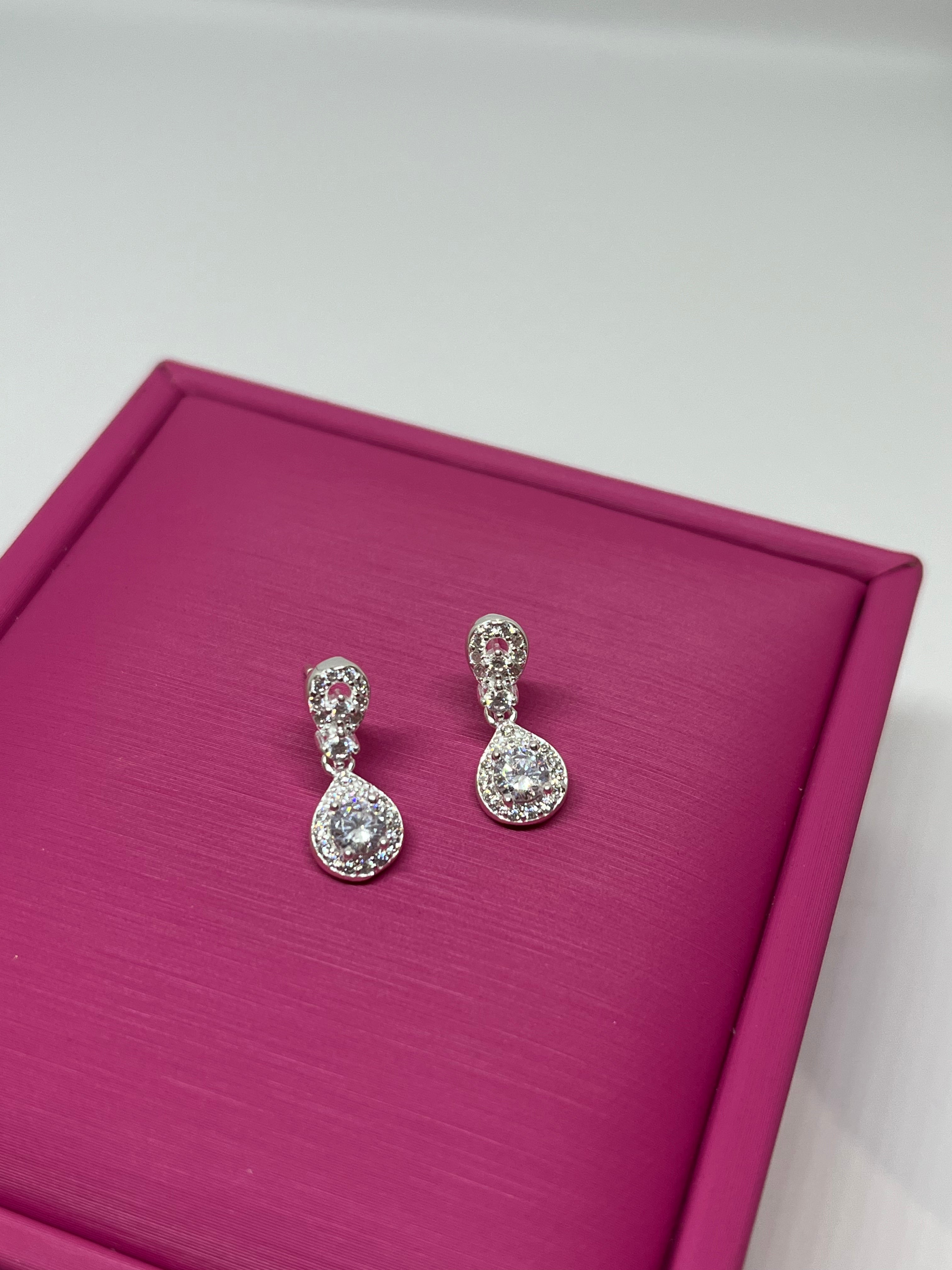 Brinco Gota Cravejado Cristal